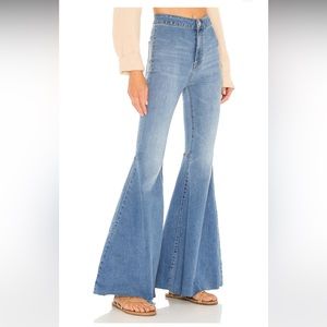 Slightly worn “FREE PEOPLE” bell bottoms🙃